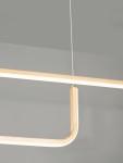 Lampa wisząca Piura 2xLED 40W w kolorze złotym, o nowoczesnym, prostym kształcie. Ujęcie zbliżeniowe na elementy konstrukcyjne, w tym lekko zakrzywioną część, zawieszoną na cienkim przewodzie. Tło w odcieniach szarości.