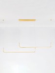 Lampa wisząca Piura 2xLED 40W w kolorze złotym, z minimalistycznym kształtem. Ujęcie z dołu, prezentujące dwa równoległe ramiona zawieszone na cienkich linkach, montowane do sufitu na prostokątnej podstawie.