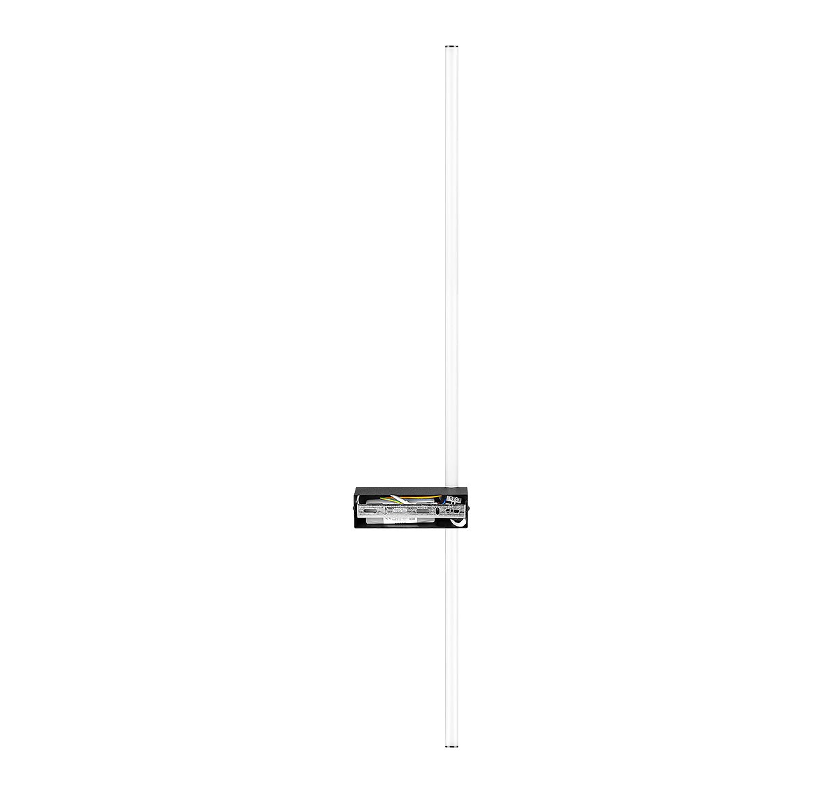 Kinkiet LED Lira 90 o mocy 12W, kolor czarny. Produkt ma prostokątną podstawę z widocznymi detalami elektrycznymi oraz dwie pionowe, białe rury LED. Ujęcie frontalne, kinkiet zamontowany na ścianie. Idealny do nowoczesnych wnętrz.