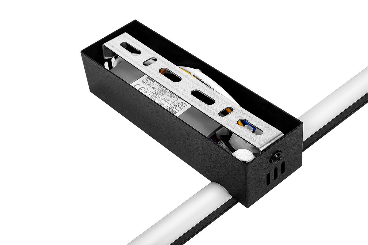 Kinkiet LED Lira 90 w kolorze czarnym, moc 12W, temperatura barwowa 4000K. Widoczna metalowa konstrukcja z oznaczeniami technicznymi oraz przewody elektryczne. Złożony, zamontowany na białym tle.