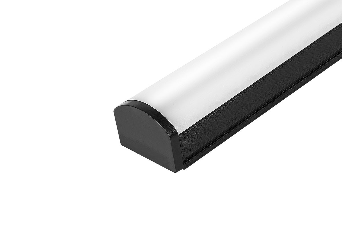 Lira 90 kinkiet LED 12W 4000K w kolorze czarnym, o prostokątnym, minimalistycznym kształcie. Widok z boku, z zaokrąglonym końcem. Wykonany z metalu i tworzywa sztucznego, z białą osłoną na diody LED.