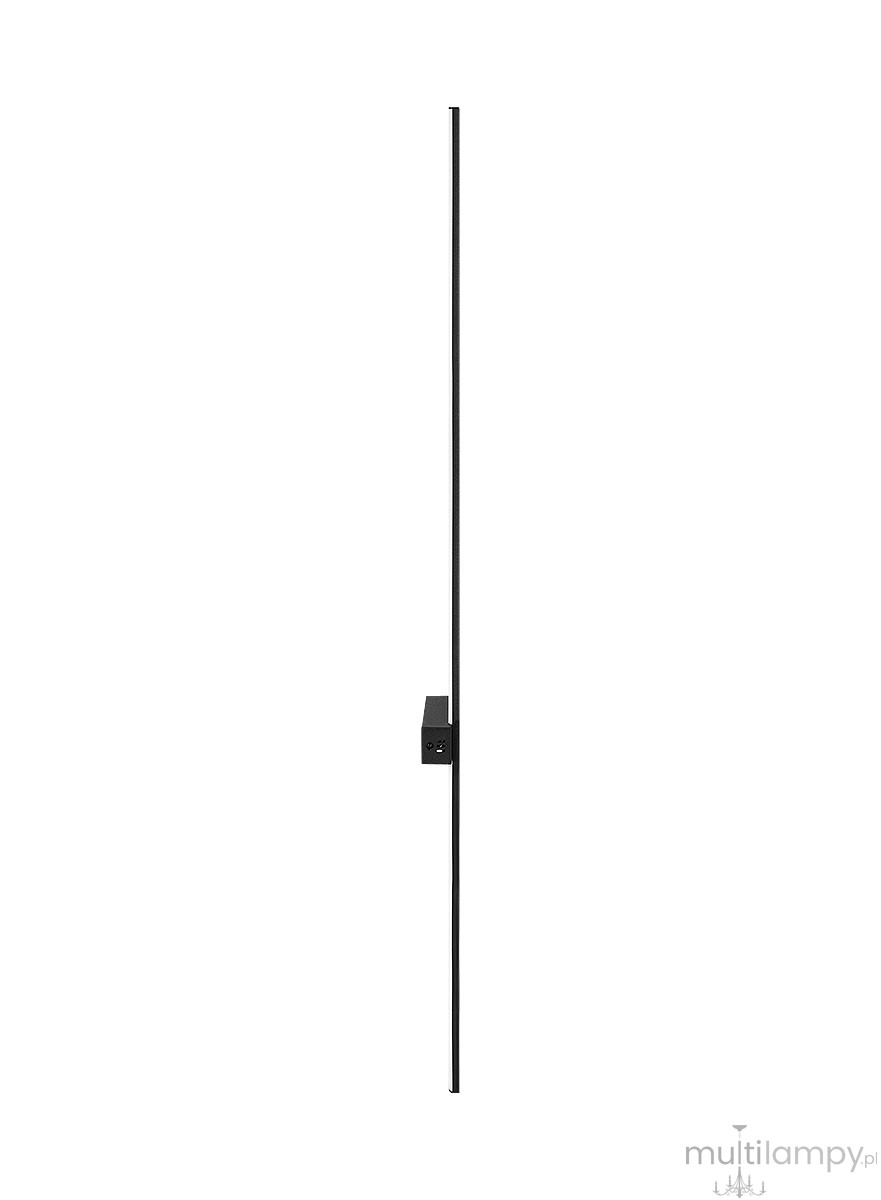 Kinkiet LED Lira 120 o mocy 18W w kolorze czarnym, wąski i minimalistyczny, zamontowany na ścianie. Wysoka, prosta konstrukcja z widocznym uchwytem montażowym. Oświetlenie o temperaturze barwowej 4000K, idealne do nowoczesnych wnętrz.