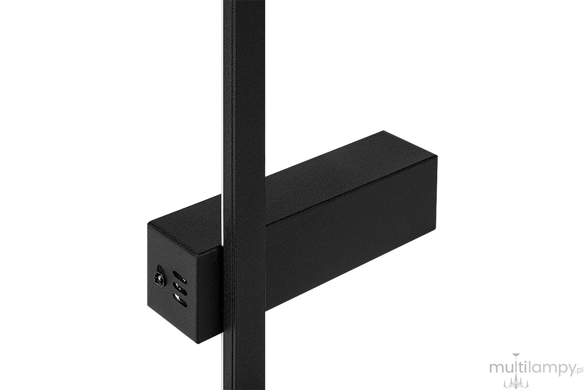 Kinkiet LED Lira 120 w kolorze czarnym, moc 18W, barwa światła 4000K. Widoczny detal obudowy w formie prostokątnej, o matowej teksturze. Kąt ujęcia z boku ukazuje połączenie z mocowaniem.