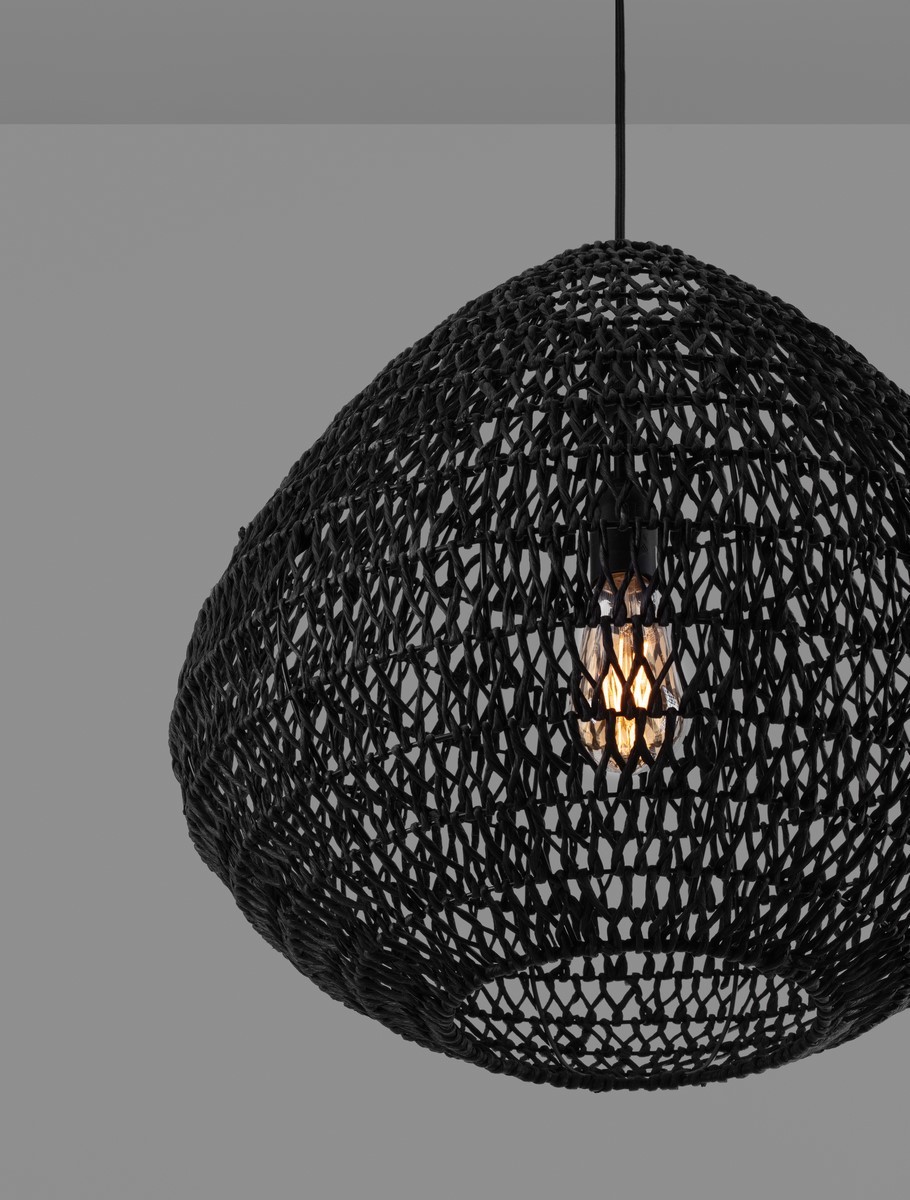 Lampa wisząca Oviedo w kolorze czarnym, wykonana z plecionego materiału. Okrągła forma z otwartym spodem, zawiera jedno gniazdo E27. Widoczna żarówka emituje ciepłe światło, a tło jest szare, co podkreśla detale lampy.