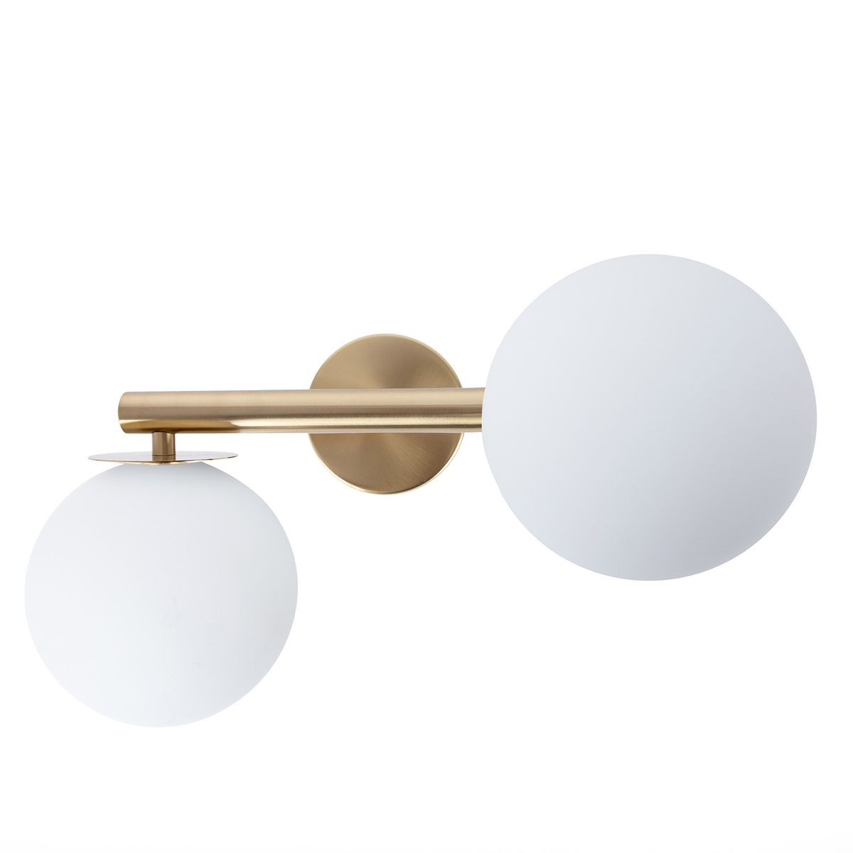 Kinkiet Avola 2xG9 w kolorze złotym i białym, z dwiema okrągłymi, matowymi kloszami. Lampa zamontowana na okrągłej podstawie, z metalowym ramieniem w kolorze złotym. Klosze umieszczone na różnych wysokościach, w lekko odchylonej pozycji.