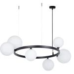 Lampa wisząca Bolero z dziewięcioma źródłami światła G9, w kolorze czarnym i białym. Okrągła konstrukcja z czarnego metalu, zawieszona na dwóch cienkich linkach. Szklane klosze w kształcie kul, umieszczone równomiernie na obręczy.