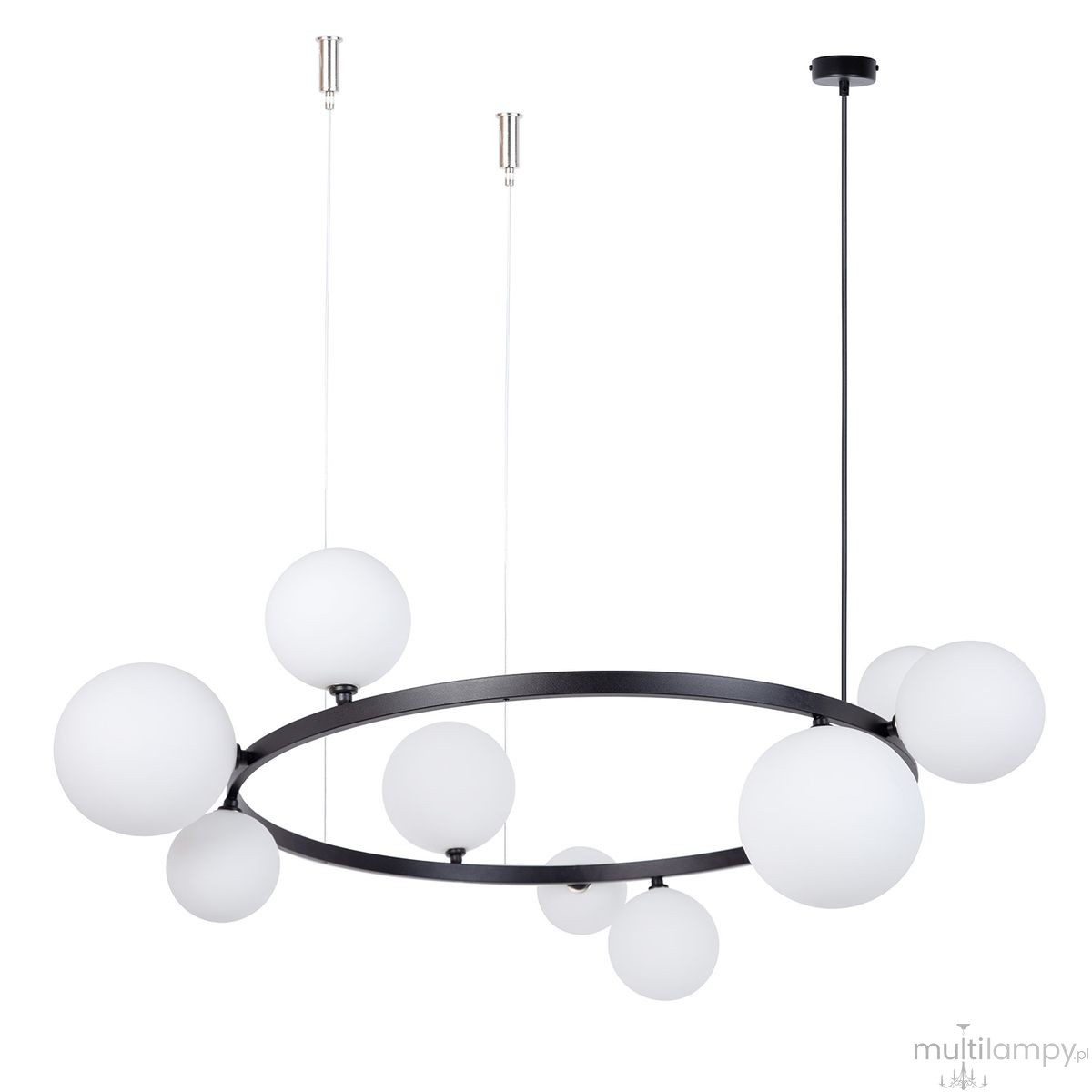 Lampa wisząca Bolero z 9 źródłami światła G9. Czarna metalowa konstrukcja z białymi, okrągłymi kloszami o matowej powierzchni. Produkt zawieszony na dwóch cienkich linkach, w nowoczesnym stylu. Idealna do przestronnych wnętrz.