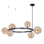 Lampa wisząca Bolero z sześcioma kulistymi kloszami w bursztynowym kolorze, zawieszona na czarnym metalowym stelażu. Klosze mają przezroczystą krawędź, a całość montowana na długim przewodzie. Ujęcie frontalne, z widoczną podstawą i mocowaniami.