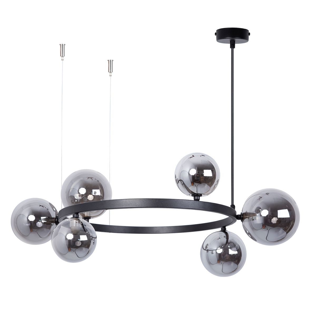 Lampa wisząca Bolero z sześcioma kulkami G9 w kolorze czarnym i grafitowym. Okrągła podstawa z metalowym wykończeniem, sześć szklanych kul w lustrzanym odcieniu, zawieszona na cienkich linkach. Idealna do nowoczesnych wnętrz.
