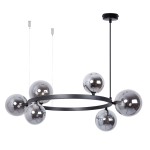 Lampa wisząca Bolero z sześcioma kulkami G9 w kolorze czarnym i grafitowym. Okrągła podstawa z metalowym wykończeniem, sześć szklanych kul w lustrzanym odcieniu, zawieszona na cienkich linkach. Idealna do nowoczesnych wnętrz.