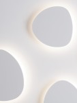 Kinkiet Apure 1xLED 12W w kolorze białym, o nowoczesnym kształcie z zaokrąglonymi krawędziami. Montowany na ścianie, emituje subtelne, rozproszone światło. Widoczna faktura gładkiej powierzchni w tle, podkreślająca minimalistyczny design.