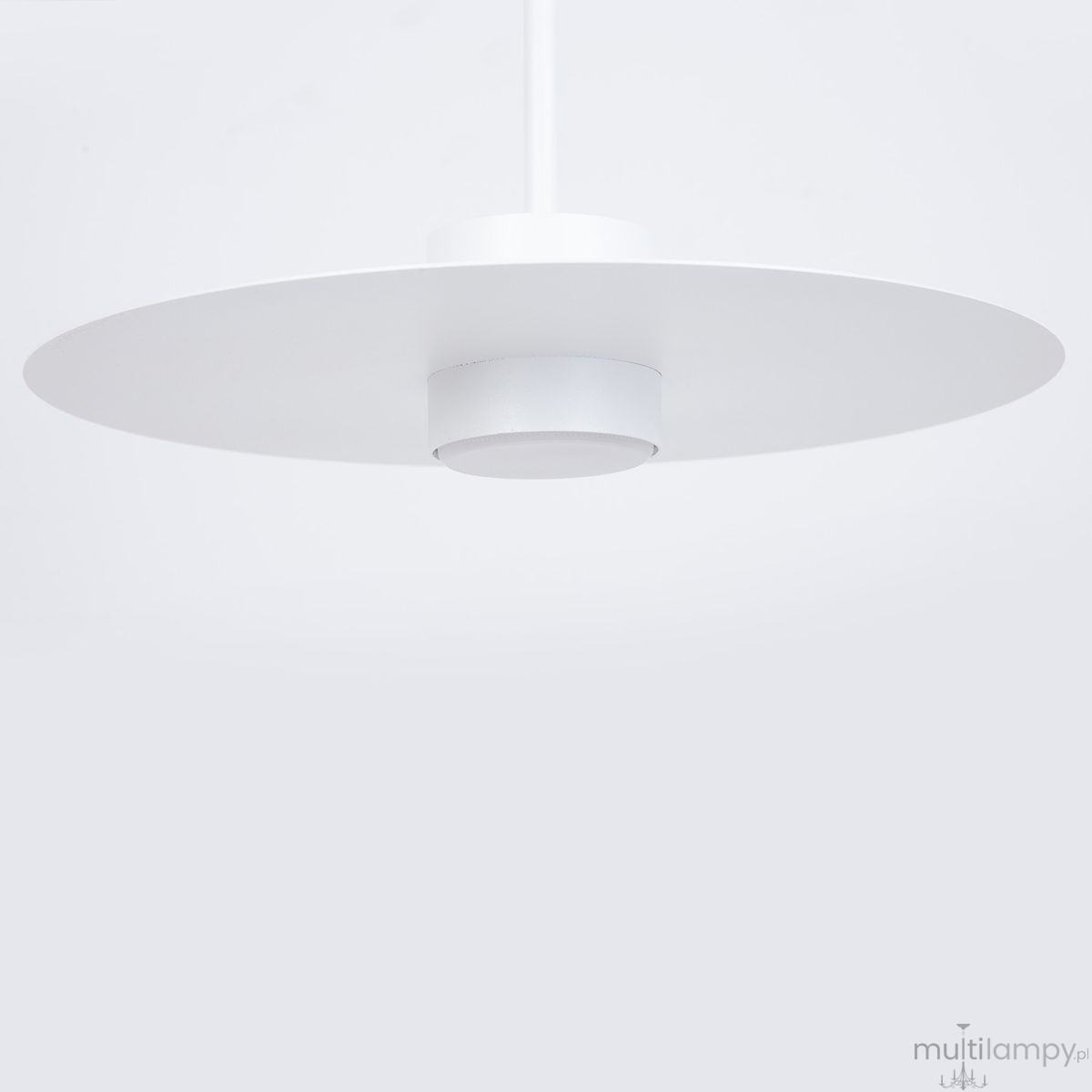 Biała lampa wisząca Charlie L z okrągłym, płaskim kloszem i centralnym mocowaniem, zawieszona na cienkim przewodzie. Prosty, nowoczesny design na jednolitym tle. Idealna do oświetlenia wnętrz.