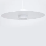 Biała lampa wisząca Charlie L z okrągłym, płaskim kloszem i centralnym mocowaniem, zawieszona na cienkim przewodzie. Prosty, nowoczesny design na jednolitym tle. Idealna do oświetlenia wnętrz.
