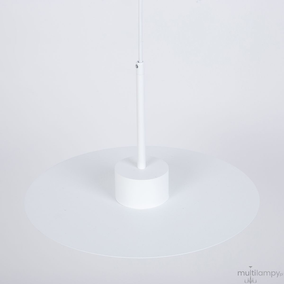 Lampa wisząca Charlie L w kolorze białym, z pojedynczym źródłem światła na gniazdo GX53. Posiada okrągły, płaski klosz oraz prostą, białą rurkę zawieszenia. Ujęcie z dołu, na jednolitym tle.