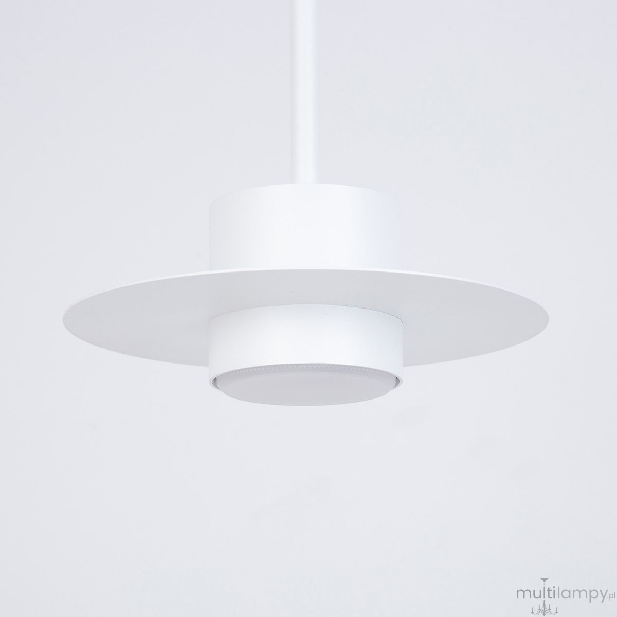 Lampa wisząca Charlie M w kolorze białym, z pojedynczym uchwytem na żarówkę GX53. Posiada okrągłą podstawę z wyraźnym, szerokim kloszem w kształcie talerza. Ujęcie z dołu, na jednolitym tle.