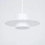 Lampa wisząca Charlie M w kolorze białym, z pojedynczym uchwytem na żarówkę GX53. Posiada okrągłą podstawę z wyraźnym, szerokim kloszem w kształcie talerza. Ujęcie z dołu, na jednolitym tle.