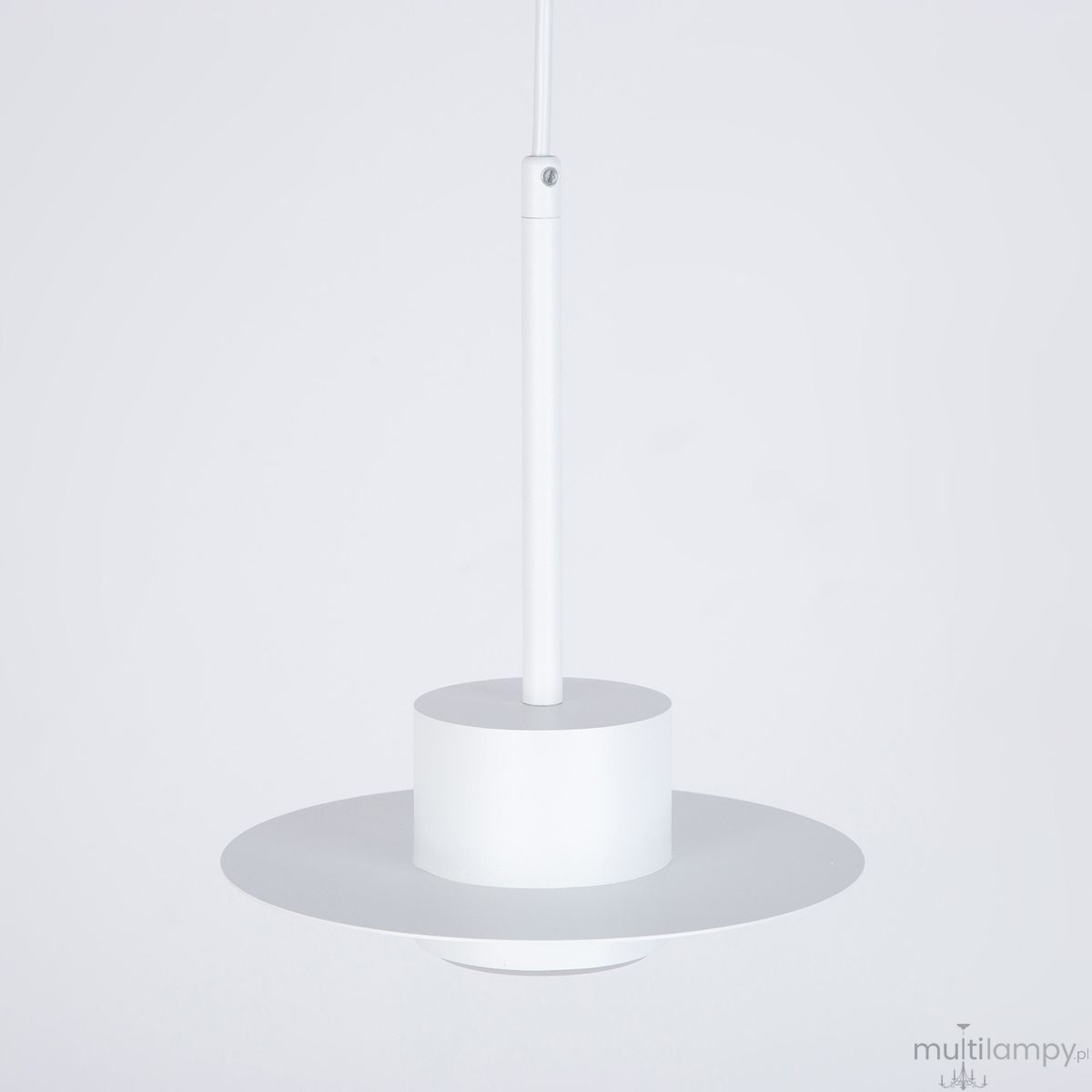 Lampa wisząca Charlie M w kolorze białym, z jedną oprawą GX53. Okrągła podstawa z płaskim, szerokim kloszem, zawieszona na cienkim, białym kablu. Prosty, nowoczesny design, idealna do wnętrz.