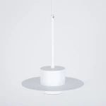 Lampa wisząca Charlie M w kolorze białym, z jedną oprawą GX53. Okrągła podstawa z płaskim, szerokim kloszem, zawieszona na cienkim, białym kablu. Prosty, nowoczesny design, idealna do wnętrz.