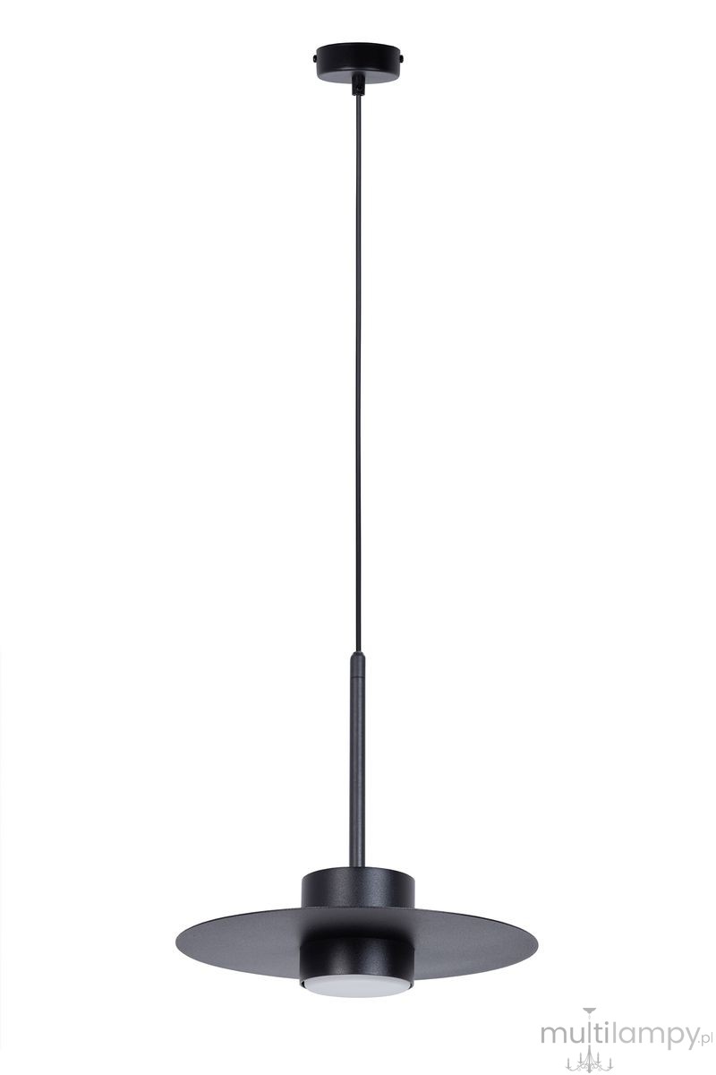 Lampa wisząca Charlie M z jednym źródłem światła GX53, w kolorze czarnym. Okrągła, metalowa podstawa z matowym wykończeniem, zamocowana na długim przewodzie. Prosta, nowoczesna forma, zawieszona na białym tle.