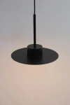 Lampa wisząca Charlie M w kolorze czarnym, z jedną oprawą GX53. Posiada okrągły, płaski klosz oraz prosty, cylindryczny zwis. Ujęcie frontalne, na jednolitym tle, podkreślające minimalistyczny design.