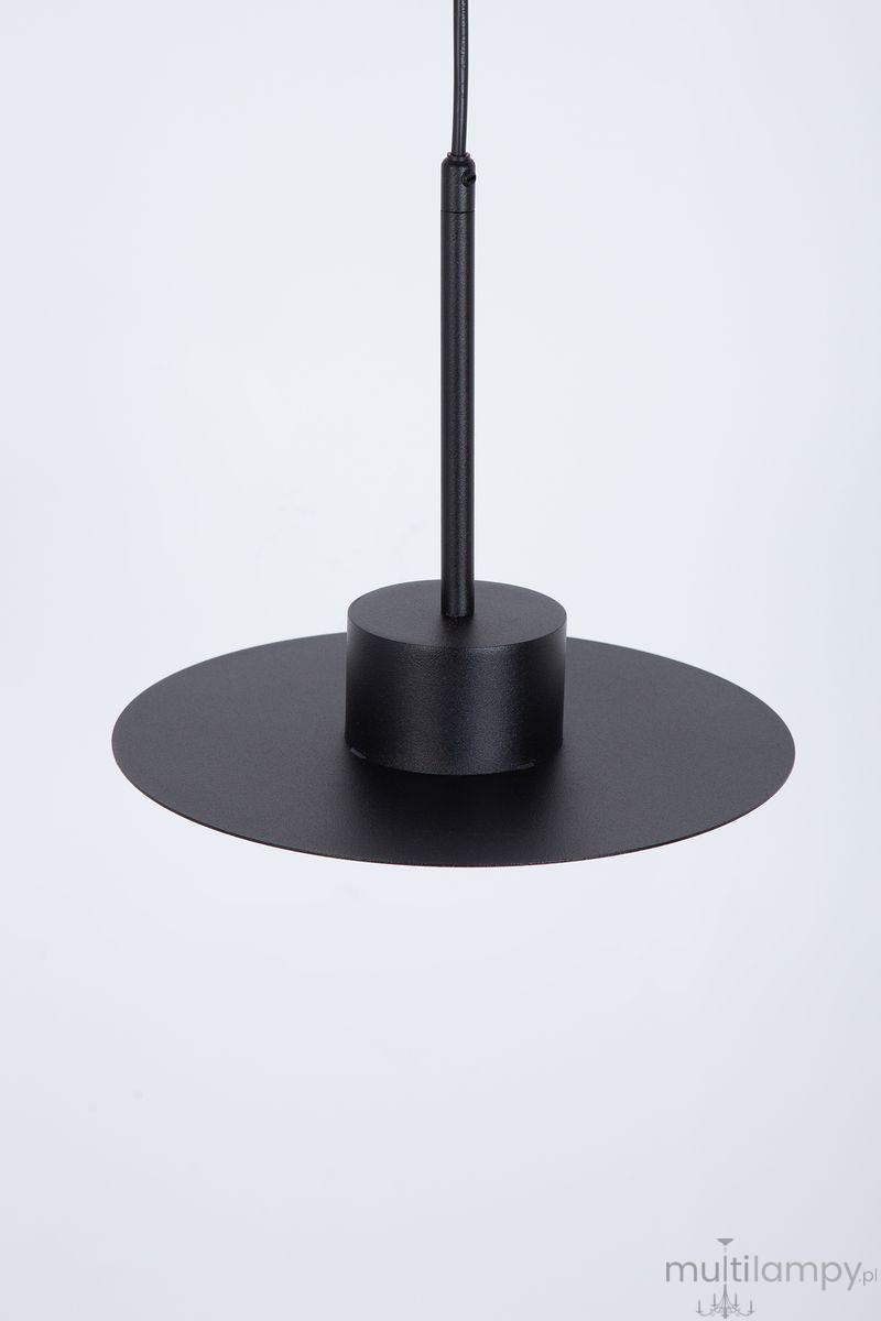 Lampa wisząca Charlie M w kolorze czarnym, z okrągłym kloszem i cylindrycznym mocowaniem. Ujęcie z dołu, pokazujące detal konstrukcji. Idealna do nowoczesnych wnętrz. Wymiary klosza są widoczne, a tło jest jasne.