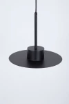 Lampa wisząca Charlie M w kolorze czarnym, z okrągłym kloszem i cylindrycznym mocowaniem. Ujęcie z dołu, pokazujące detal konstrukcji. Idealna do nowoczesnych wnętrz. Wymiary klosza są widoczne, a tło jest jasne.