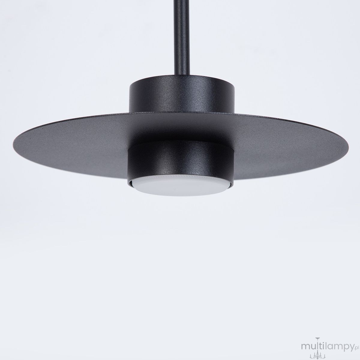 Lampa wisząca Charlie M w kolorze czarnym, z okrągłym, matowym kloszem i centralnym źródłem światła GX53. Ujęcie z dołu, pokazujące detal montażowy oraz prostą, nowoczesną formę. Tło jasne, jednolite.