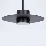 Lampa wisząca Charlie M w kolorze czarnym, z okrągłym, matowym kloszem i centralnym źródłem światła GX53. Ujęcie z dołu, pokazujące detal montażowy oraz prostą, nowoczesną formę. Tło jasne, jednolite.