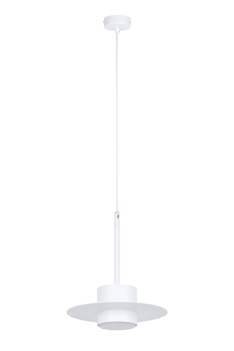 Lampa wisząca Charlie S w kolorze białym, z jednym gniazdem GX53. Produkt zawieszony na cienkim kablu, z okrągłym kloszem i szerokim, płaskim daszkiem. Kąt ujęcia frontalny, na prostym tle.