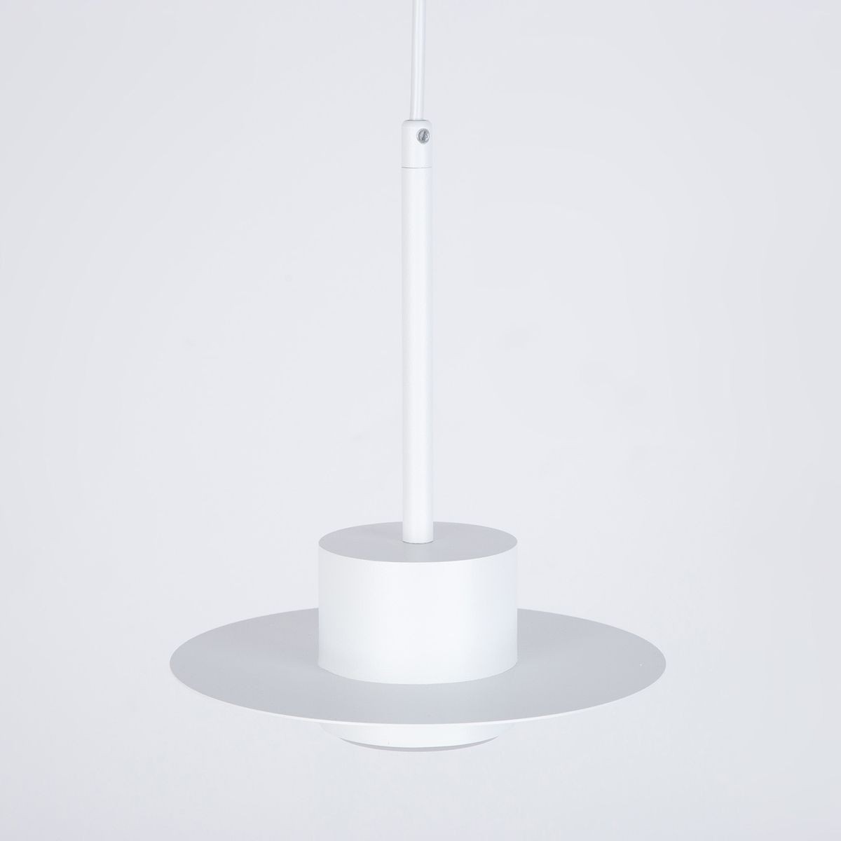 Lampa wisząca Charlie S z białym wykończeniem, z okrągłym kloszem i cylindrycznym elementem mocującym. Ujęcie frontalne, zawieszona na cienkim przewodzie, idealna do nowoczesnych wnętrz. Wymaga żarówki GX53.