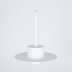 Lampa wisząca Charlie S z białym wykończeniem, z okrągłym kloszem i cylindrycznym elementem mocującym. Ujęcie frontalne, zawieszona na cienkim przewodzie, idealna do nowoczesnych wnętrz. Wymaga żarówki GX53.
