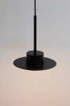 Lampa wisząca Charlie S z czarnym abażurem w kształcie płaskiego talerza, zawieszona na cienkim przewodzie. W centralnej części widoczna oprawa na żarówkę GX53. Tło neutralne, co podkreśla minimalistyczny design lampy.