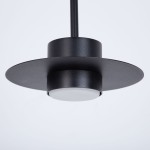 Lampa wisząca Charlie S w kolorze czarnym, z okrągłym kloszem i płaskim daszkiem. Wykonana z metalu, zawieszona na cienkim, prostym kabelku. Widoczna oprawa na żarówkę GX53 w białym kolorze. Ujęcie w zbliżeniu, z góry.