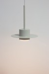 Lampa wisząca Charlie S w kolorze szaro-beżowym, z metalowym kloszem o okrągłym kształcie i płaskim daszkiem. Ujęcie frontalne, zawieszona na cienkim przewodzie. Widoczna oprawa na żarówkę GX53. Proste tło, podkreślające minimalistyczny design.
