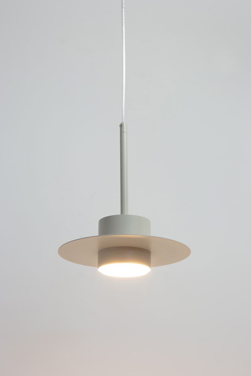 Lampa wisząca Charlie S w kolorze szarym beż, z okrągłym kloszem i prostą, cylindryczną podstawą. Ujęcie frontalne, zawieszona na cienkim kablu. Źródło światła GX53, minimalistyczny design, idealna do nowoczesnych wnętrz.