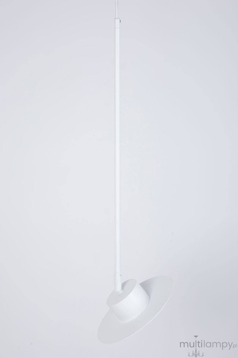 Lampa wisząca Charlie M w kolorze białym, z pojedynczym źródłem światła GX53. Prosta konstrukcja z długim, cienkim uchwytem oraz okrągłym kloszem w kształcie talerza, zawieszona w pionie na jednolitym tle.