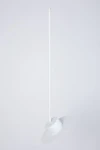 Lampa wisząca Charlie M w kolorze białym, z pojedynczym źródłem światła GX53. Prosta konstrukcja z długim, cienkim uchwytem oraz okrągłym kloszem w kształcie talerza, zawieszona w pionie na jednolitym tle.