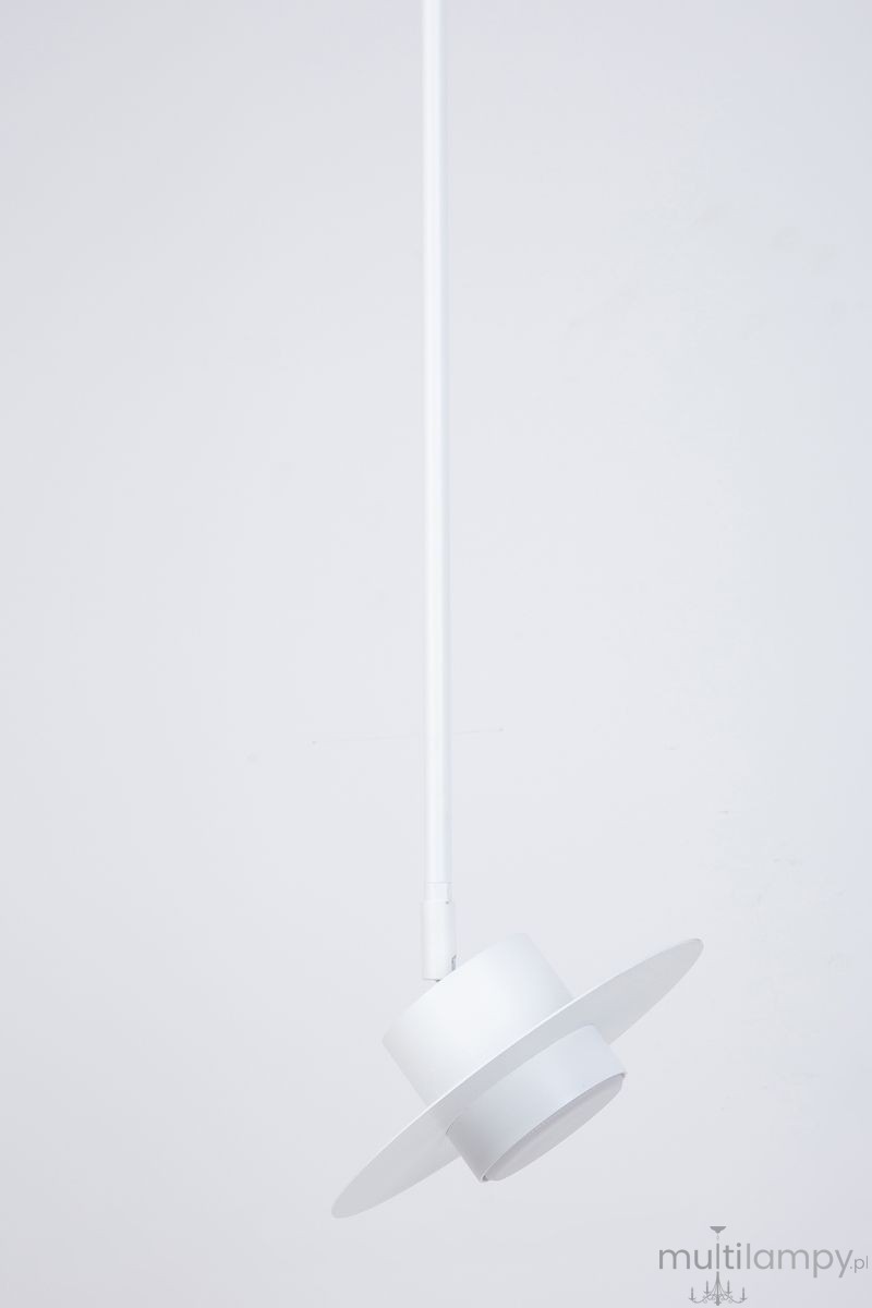 Lampa wisząca Charlie M w kolorze białym, z jedną oprawą GX53. Ma okrągły, płaski klosz oraz długi, prosty przewód. Ujęcie z boku, na jednolitym tle, ukazuje minimalistyczny design.