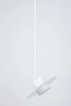 Lampa wisząca Charlie M w kolorze białym, z jedną oprawą GX53. Ma okrągły, płaski klosz oraz długi, prosty przewód. Ujęcie z boku, na jednolitym tle, ukazuje minimalistyczny design.