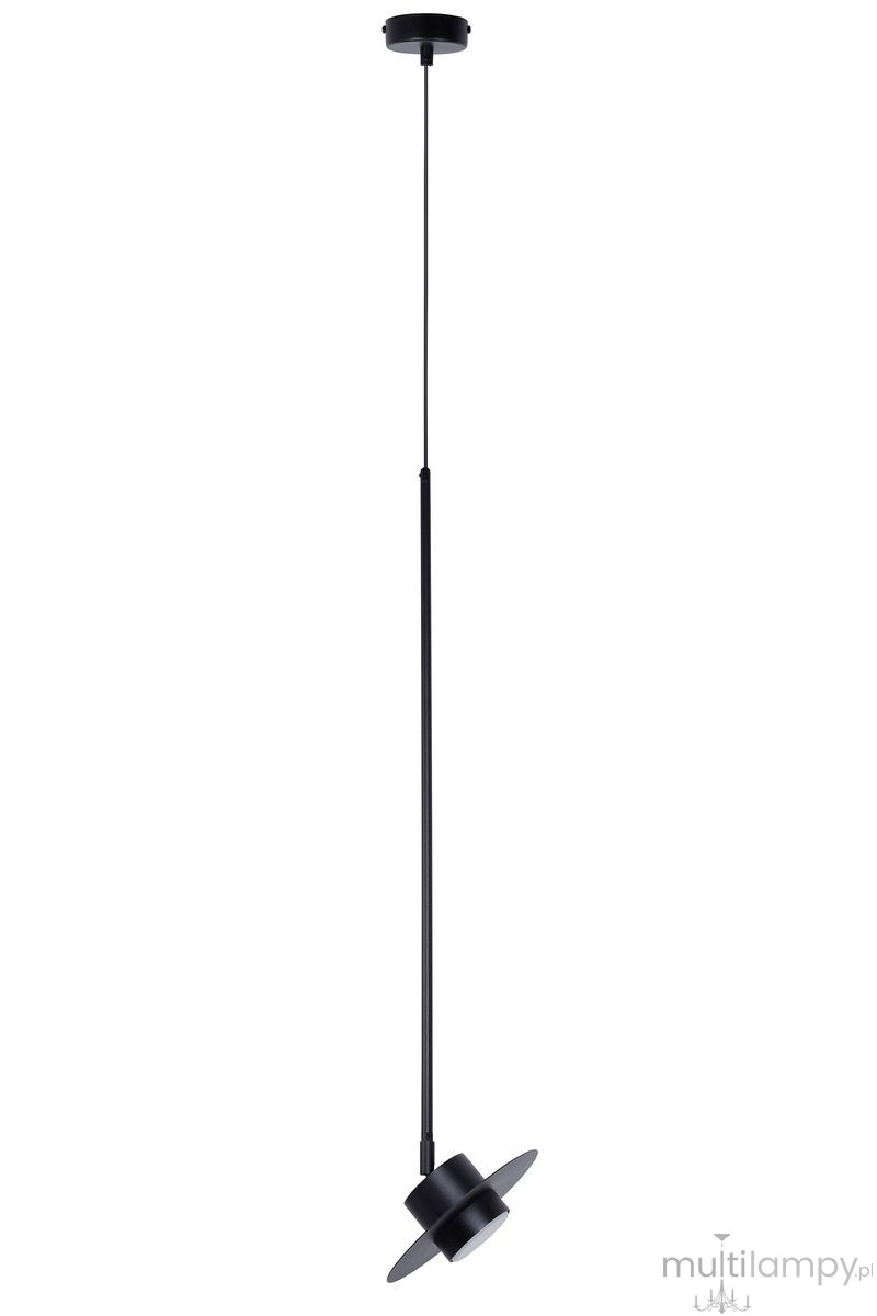 Lampa wisząca Charlie M w kolorze czarnym, wykonana z metalu, z pojedynczym źródłem światła GX53. Stojąca na długim, cienkim przewodzie, ma okrągłą podstawę i płaskie, boczne elementy w kształcie skrzydeł. Ujęcie z boku, na jednolitym tle.