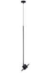 Lampa wisząca Charlie M w kolorze czarnym, wykonana z metalu, z pojedynczym źródłem światła GX53. Stojąca na długim, cienkim przewodzie, ma okrągłą podstawę i płaskie, boczne elementy w kształcie skrzydeł. Ujęcie z boku, na jednolitym tle.