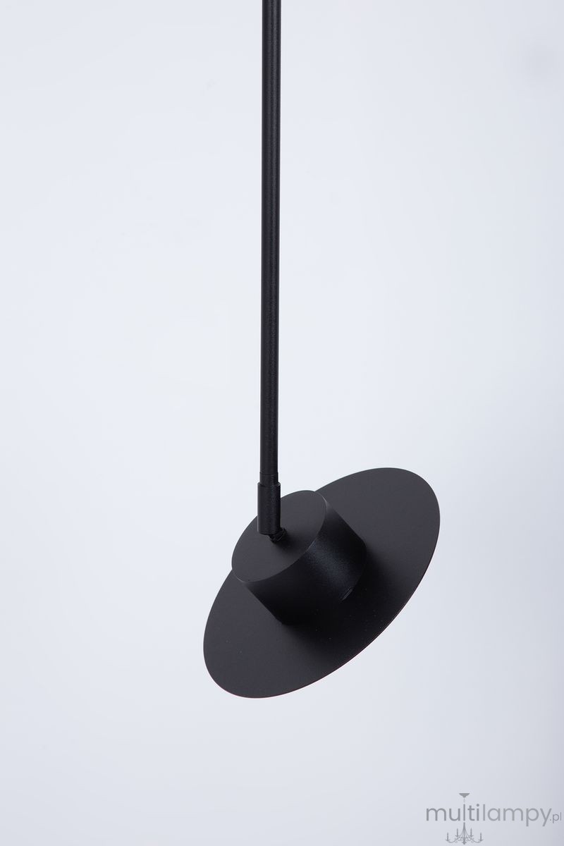 Czarna lampa wisząca Charlie M z jednym gniazdem GX53. Posiada prostą, okrągłą podstawę i smukły, pionowy uchwyt. Zawieszona w pozycji pionowej na białym tle, idealna do nowoczesnych wnętrz.
