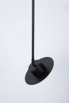 Czarna lampa wisząca Charlie M z jednym gniazdem GX53. Posiada prostą, okrągłą podstawę i smukły, pionowy uchwyt. Zawieszona w pozycji pionowej na białym tle, idealna do nowoczesnych wnętrz.
