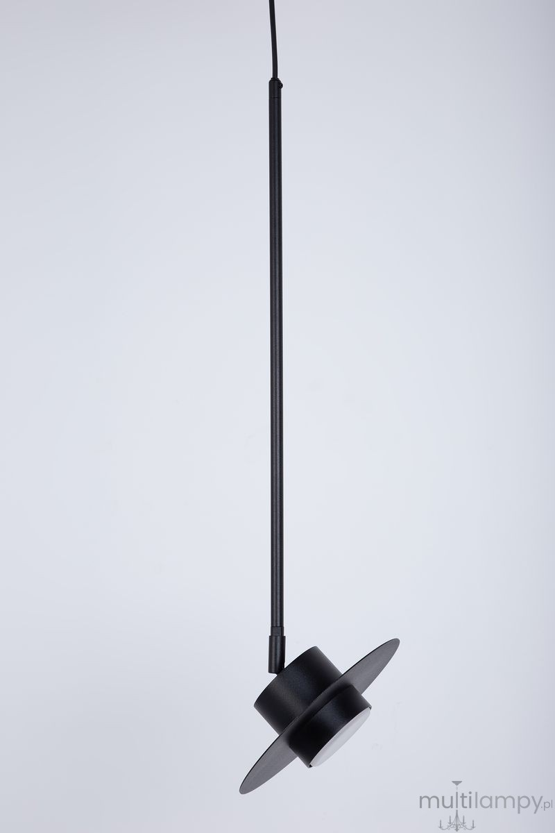 Czarna lampa wisząca Charlie M z jedną oprawą GX53, zawieszona na cienkim kablu. Posiada okrągłą podstawę i szeroki, płaski klosz, ukierunkowany w dół. Produkt widoczny na jednolitym tle.