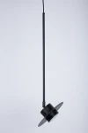 Czarna lampa wisząca Charlie M z jedną oprawą GX53, zawieszona na cienkim kablu. Posiada okrągłą podstawę i szeroki, płaski klosz, ukierunkowany w dół. Produkt widoczny na jednolitym tle.
