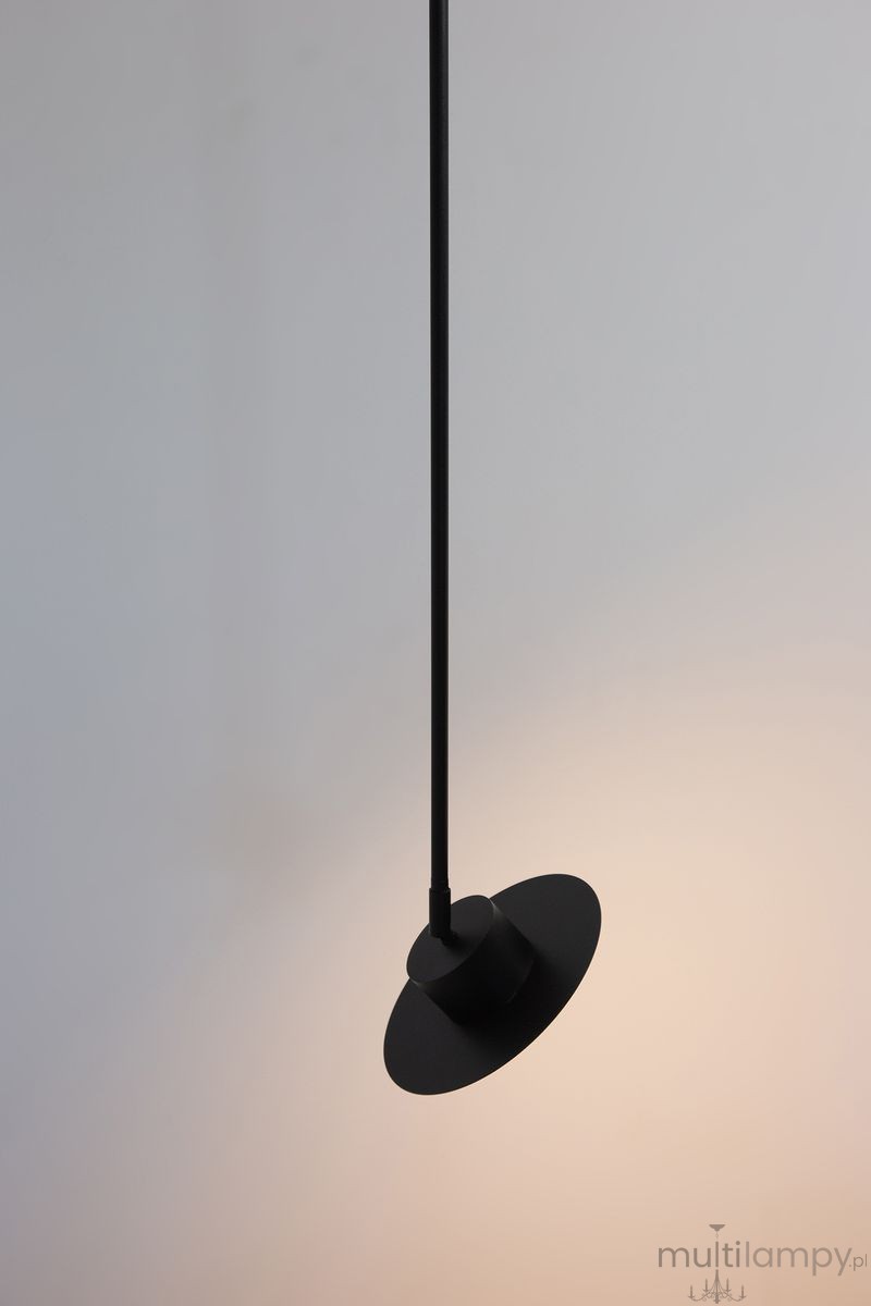 Czarna lampa wisząca Charlie M z oprawą na jedną żarówkę GX53. Posiada długi, prosty przewód i okrągłą, płaską podstawę. Ujęcie z boku, na jednolitym tle, eksponujące minimalistyczny design.