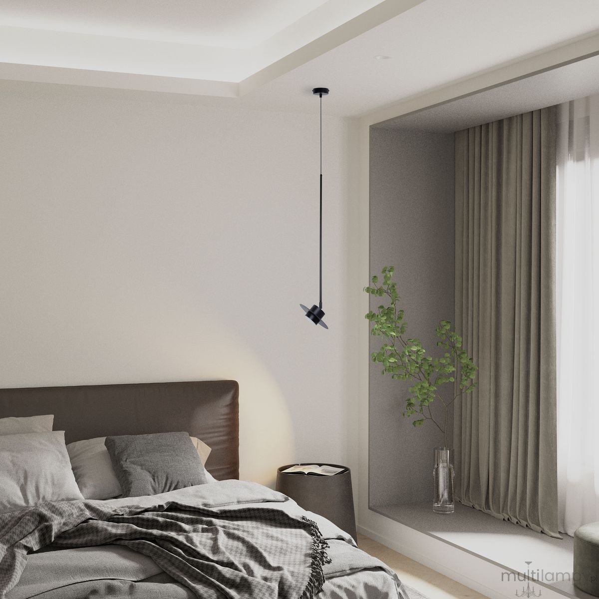 Lampa wisząca Charlie M w kolorze czarnym, z jednym gniazdem GX53, zawieszona na długim przewodzie. Ujęcie z boku, w kontekście sypialni z łóżkiem i rośliną w wazonie. Minimalistyczny design, nowoczesna aranżacja wnętrza.