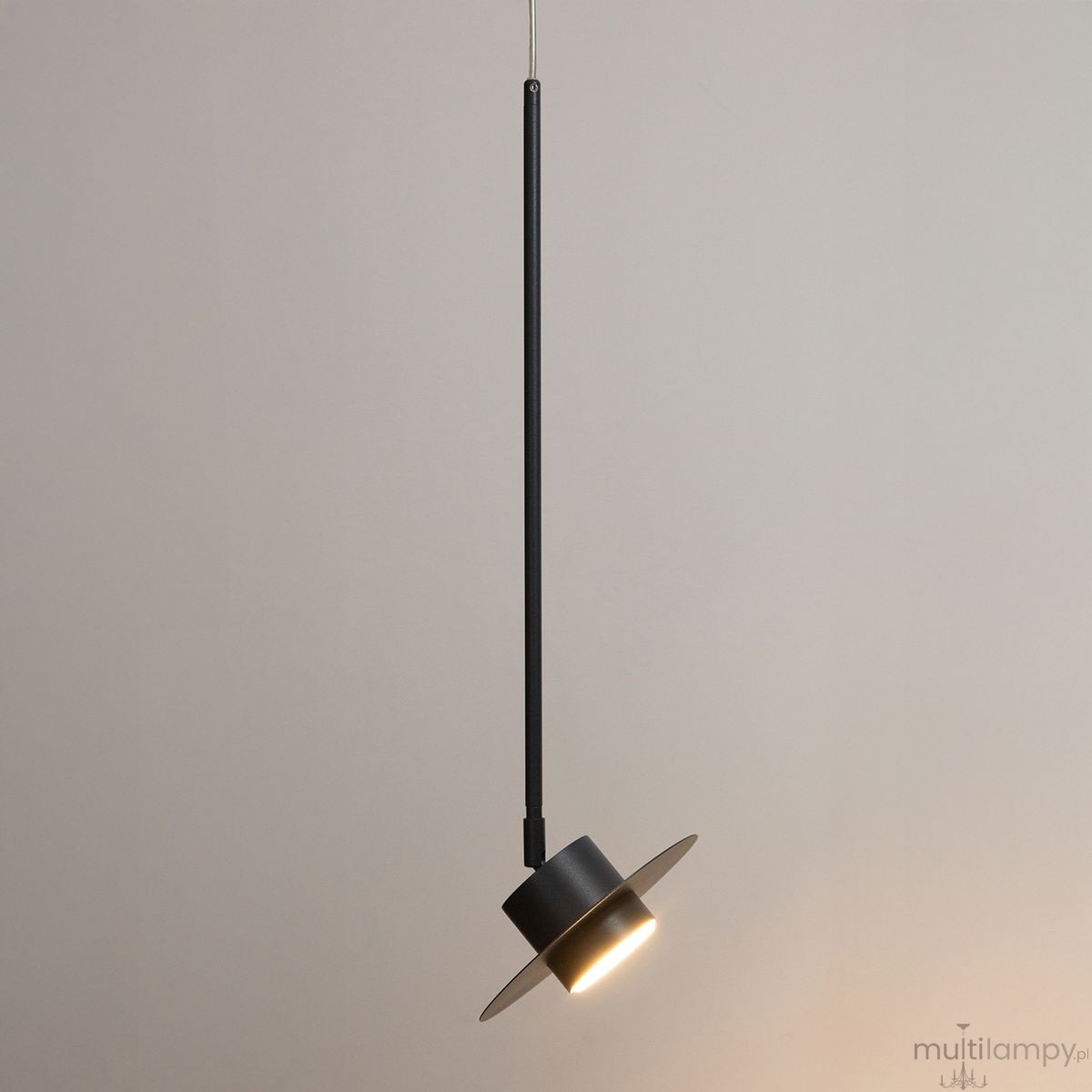 Lampa wisząca Charlie S w kolorze czarnym, z metalowym kloszem i długim, prostym wysięgnikiem. Ujęcie z boku, pokazujące klosz w kształcie stożka z otworami na żarówkę typu GX53. Tło jasnoszare, minimalistyczne.