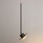Lampa wisząca Charlie S w kolorze czarnym, z metalowym kloszem i długim, prostym wysięgnikiem. Ujęcie z boku, pokazujące klosz w kształcie stożka z otworami na żarówkę typu GX53. Tło jasnoszare, minimalistyczne.