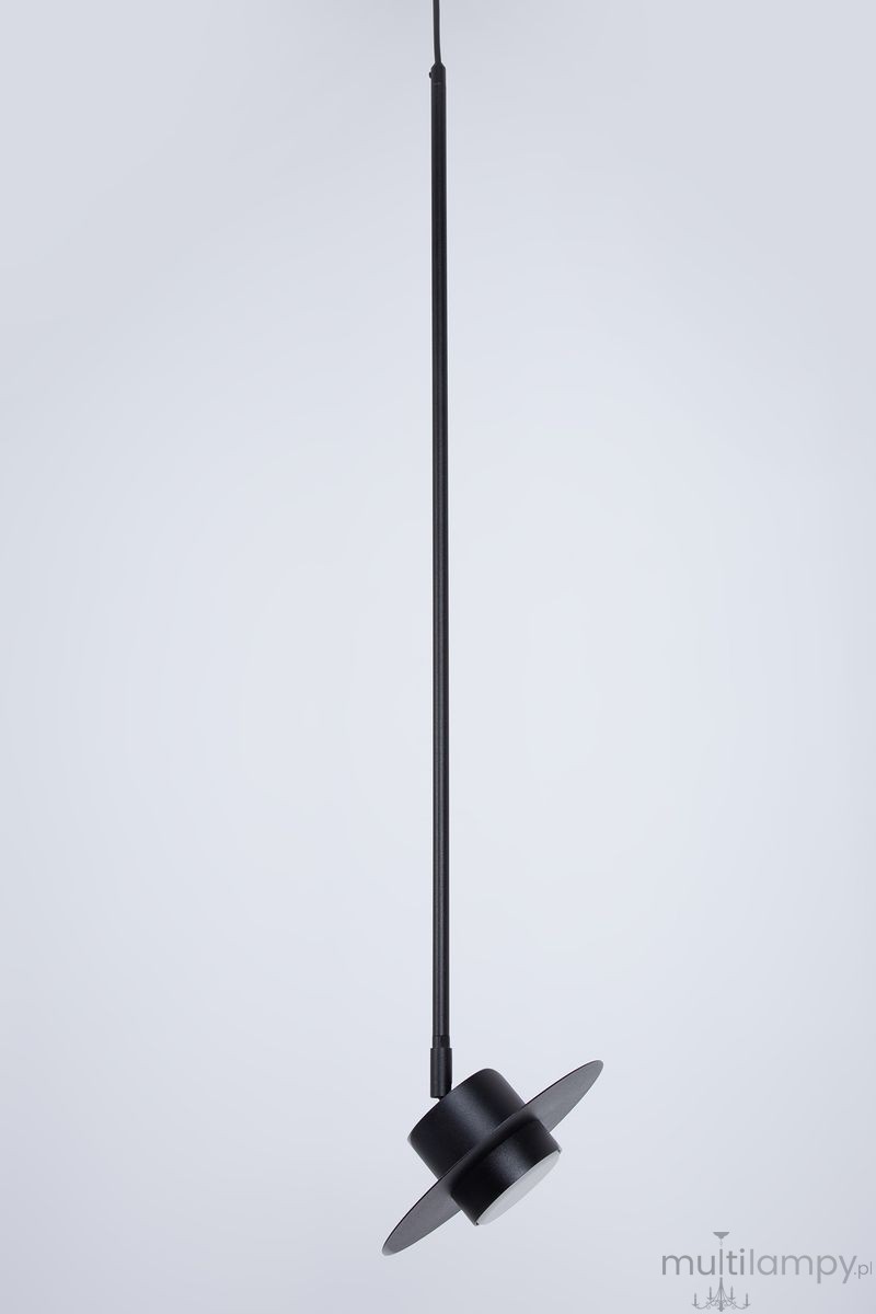 Lampa wisząca Charlie S w kolorze czarnym, z pojedynczym źródłem światła GX53. Prosty, cylindryczny klosz z okrągłą podstawą, zawieszona na cienkim przewodzie. Tło jasne, minimalistyczne.